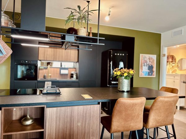 Cuisine d’appartement avec péninsule