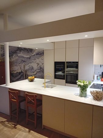 « Une Cuisine Élégante Sur Mesure : L’Art de Fusionner Praticité et Esthétique »