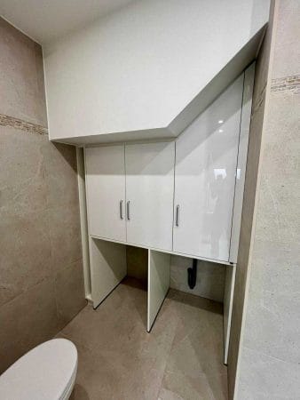 🔎 Découvrez notre dernière réalisation : un coin buanderie parfaitement intégré dans une salle de bain !